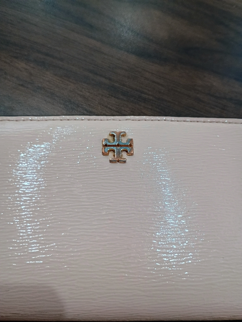 Tory Burch Patent Leather Zip Wallet in Light Cream with Gold Logo - Picture 2 of 12